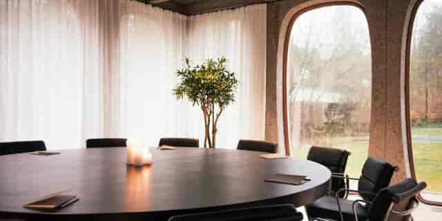 High-end Spa30 Studio boardroom with natural light, ideal for executive strategy sessions.