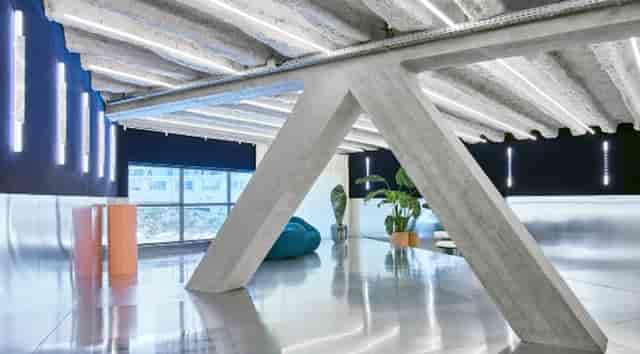 Industrial-chic breakout room at Spa30 Studio, ideal for creative workshops and modern networking.