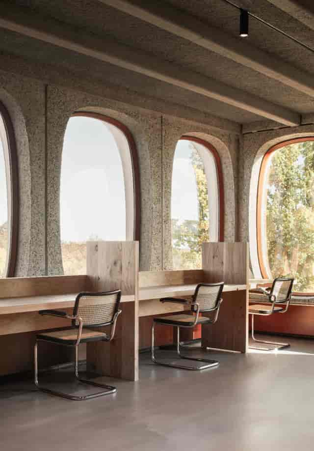 Bright co-working desk at Fosbury & Sons Boitsfort for focused meetings and office rental.