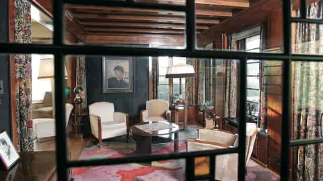 Wood-paneled Van Buuren Museum Vestibule for VIP board meetings and corporate events.