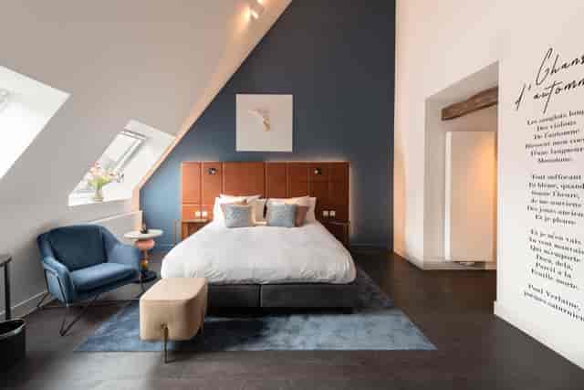 Luxury hotel suite at Bar The Livingroom, perfect for VIP corporate events and keynote speakers.