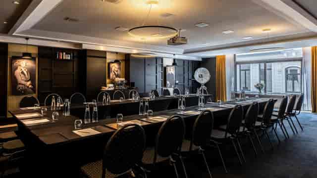 U-shaped boardroom at Alcôve, Le Louise Hotel Brussels for executive meetings and corporate events.