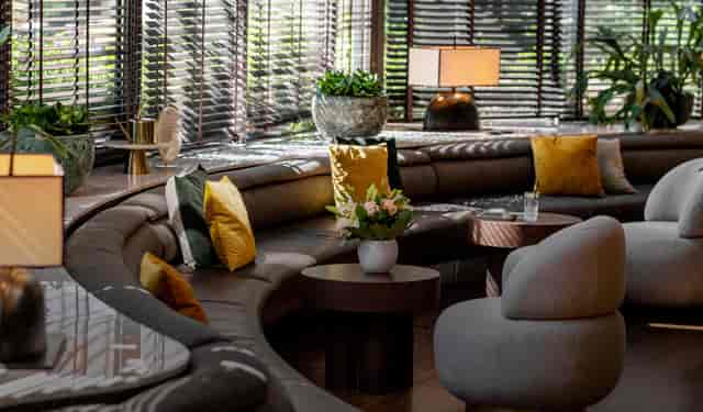 Lounge Olifant, Le Louise Hotel Brussels: Plush curved seating for networking and business meetings.