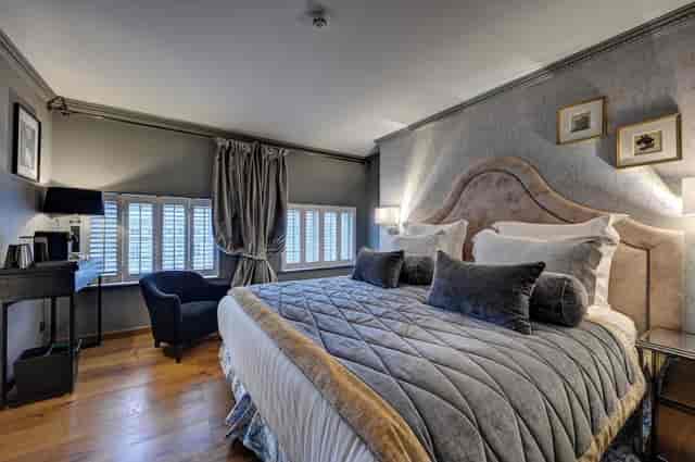 Prestige Room at Juliana Hôtel Brussels: Luxury VIP executive suite for corporate events.
