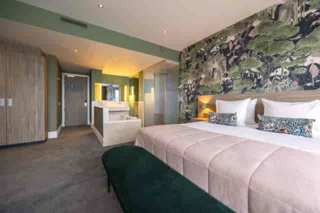 Modern hotel room with mural feature wall, ideal for VIP speakers and incentive travel.