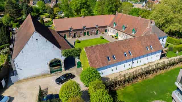 Salons de Romree courtyard venue for rustic-chic corporate retreats and boutique seminars.