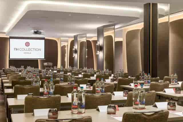 Modern classroom meeting room with AV setup for corporate training and professional workshops.