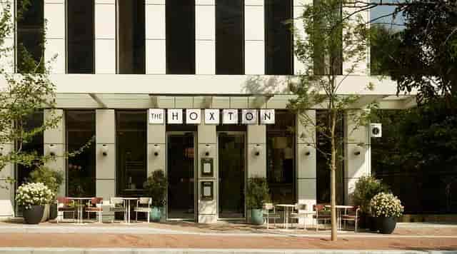 Modern hotel entrance at The Hox Gallery, perfect for events and meetings in Brussels.