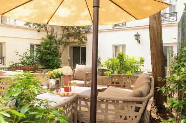 Le Patio Bastille outdoor courtyard lounge for VIP networking and corporate brainstorming events.