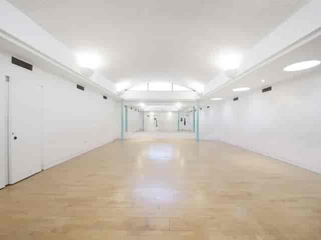 Minimalist event space with hardwood floors for hire in London – versatile workshop venue.