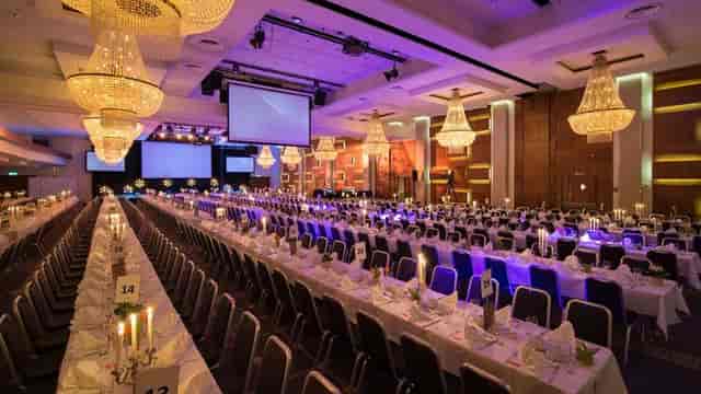 Banquet setup at Radisson Blu Plaza Oslo with warm chandeliers for gala or awards ceremonies.