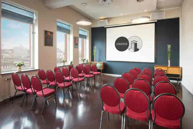 Theater-style meeting hall at Stratos, bright event space for professional workshops and seminars.