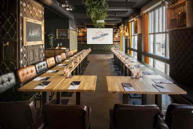 Nedre Løkka U-shape boardroom for high-end executive strategy sessions and upscale workshops.