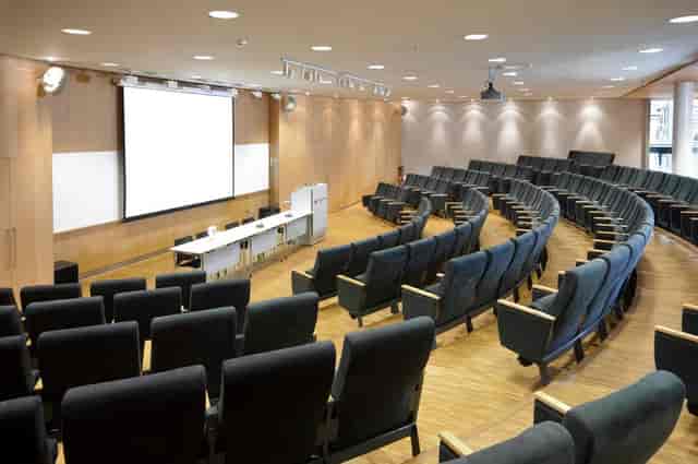Tiered lecture hall in Forskningsparken for corporate presentations and academic symposia.