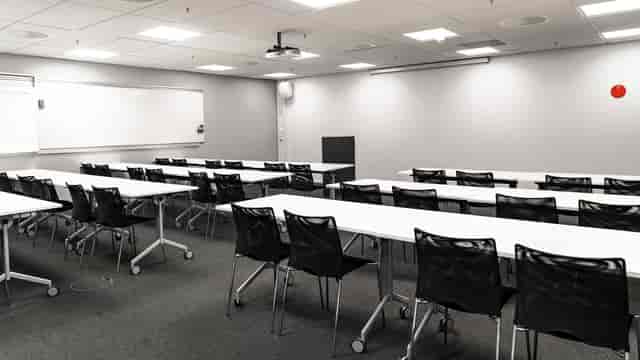 Oslo Science Park classroom: modular tables for corporate training and collaborative workshops.