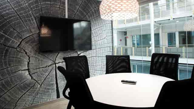 Hagen 4 meeting room with accent wall in Oslo Science Park for strategy sessions and workshops.