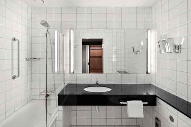 Modern ADA-compliant bathroom at Radisson Blu Nydalen, Oslo for corporate travel and hotel booking.