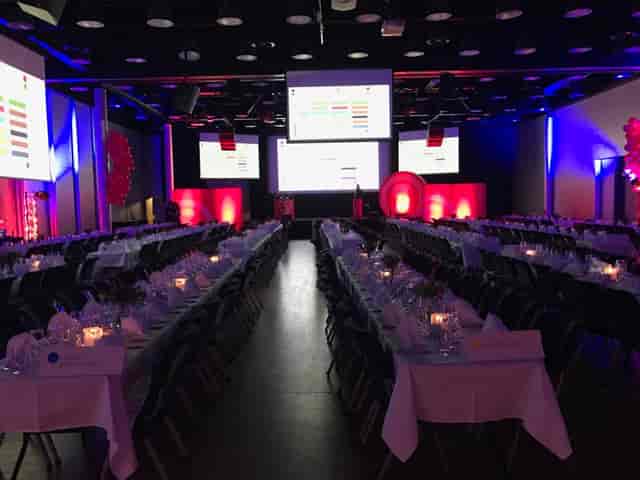 Meet-Salen banquet setup with LED lighting for corporate events and professional conferences.