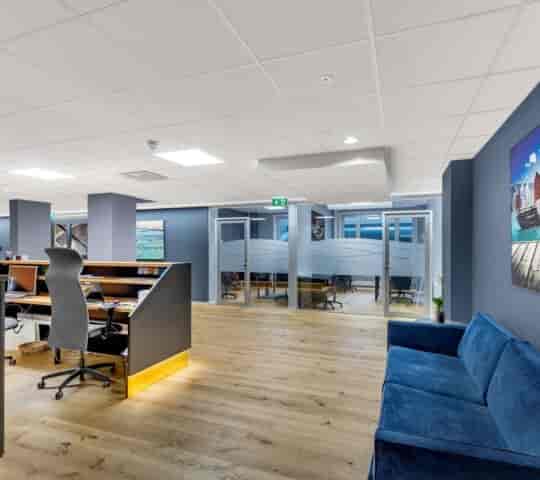 Modern meeting rooms at eOffice Lysaker with glass walls for corporate business events.