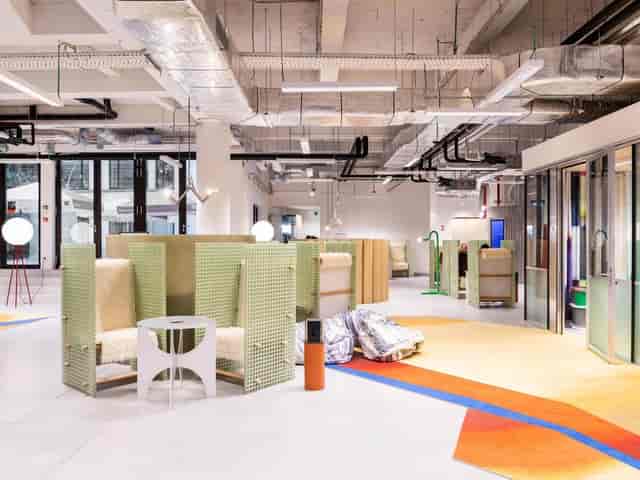 Silversquare community center with modular privacy seating for coworking and corporate events.