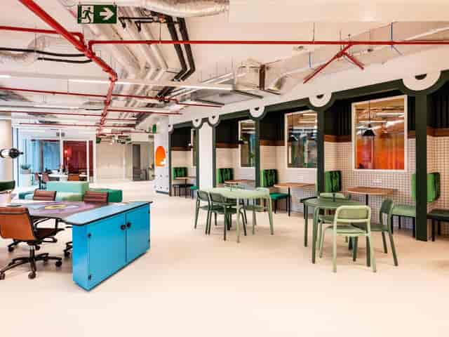 Modern Silversquare co-working space with booth seating for agile meetings and workshops.