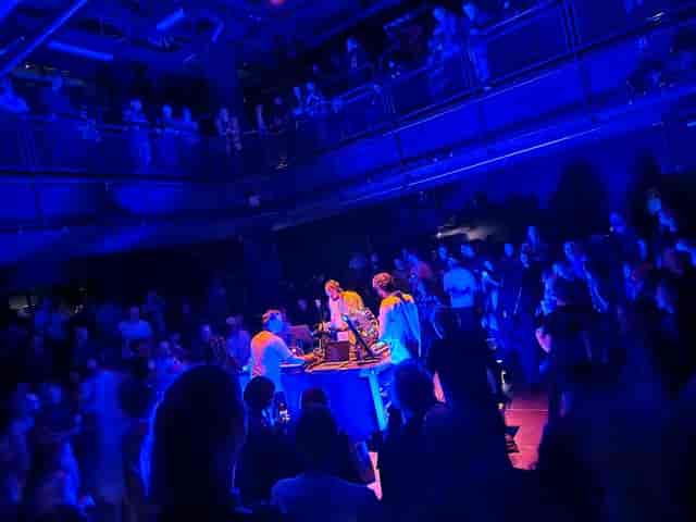 Concert at Black Box Gasteig: intimate, high-energy live music venue with immersive lighting.