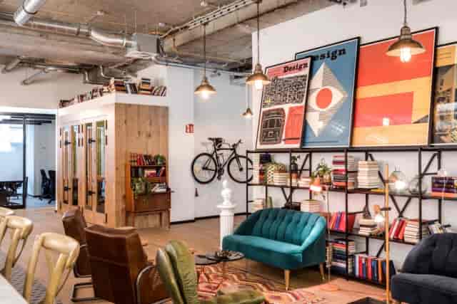Industrial-chic breakout room in Mindspace Stachus for creative brainstorming and workshops.