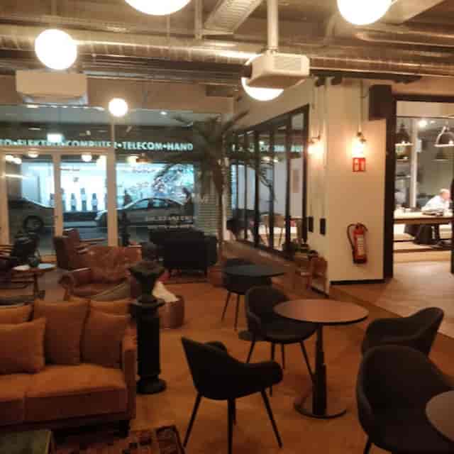 Modern breakout space with lounge seating for corporate networking and team debriefing events.