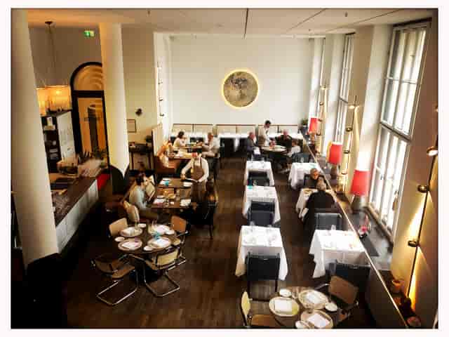 Gallery in Pageou: Airy dining venue with flexible seating for corporate events or private parties.