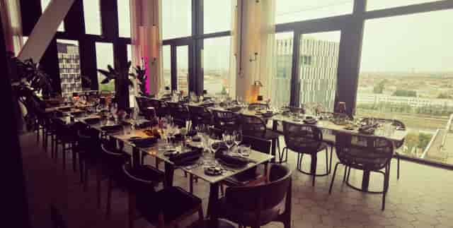 Adina Munich Loggia: Elegant corporate dinner and networking event venue with floor-to-ceiling glass.