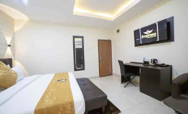 Modern hotel gym with sleek equipment for corporate business travel and fitness.
