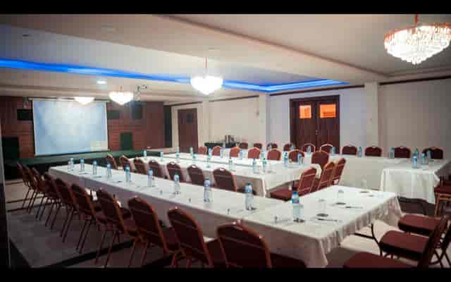 U-shaped meeting room in Empresa Hotel for corporate workshops and professional briefings.