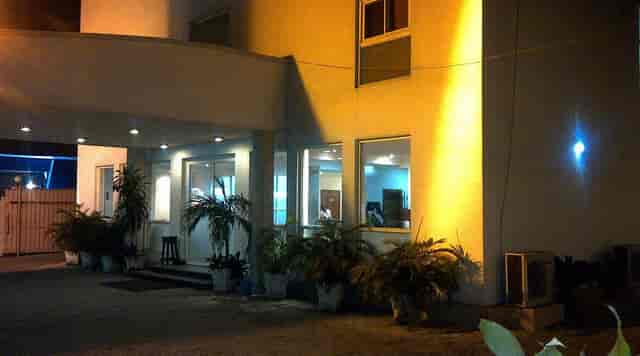Budget Karma Hotel salon, roadside event space for casual meetings and small gatherings.
