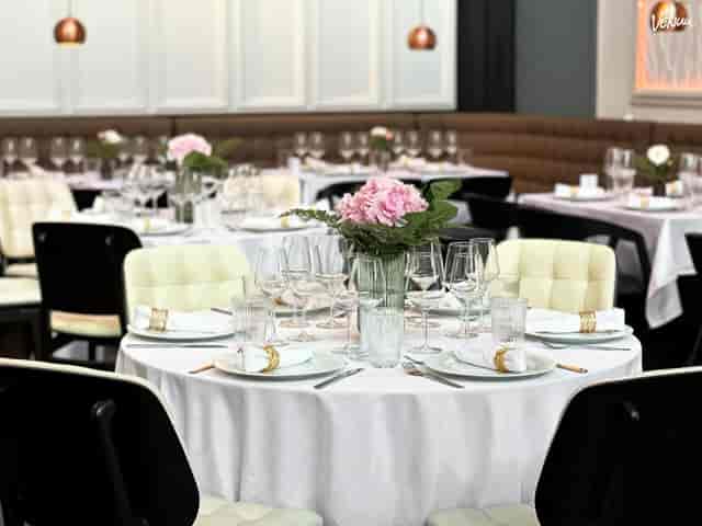 Banquet hall in TERRASSEN with round tables and stylish seating for corporate dinners and events.