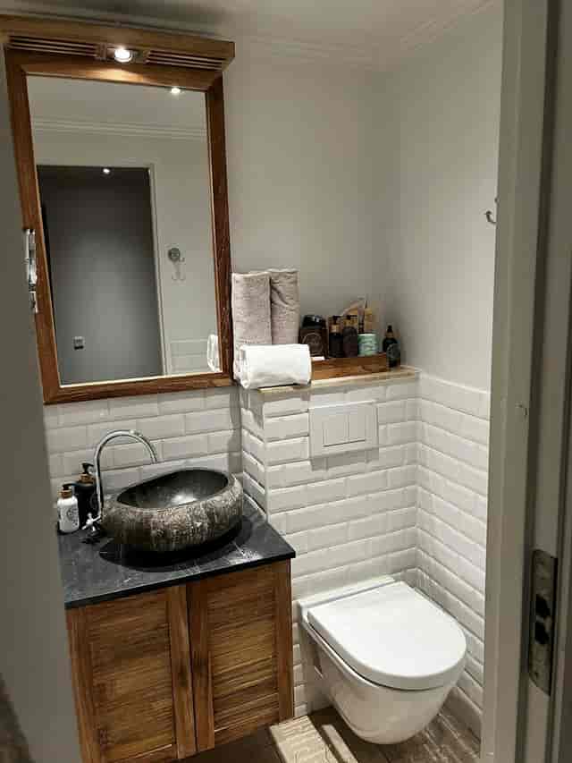 Small conference room restroom at Babette Guldsmeden featuring high-quality fixtures for events.