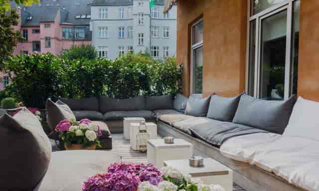 Modern outdoor lounge at Hotel Hans for professional networking and cocktail events.