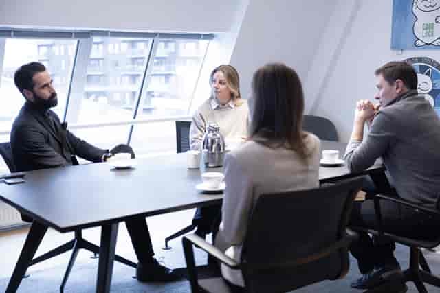 Boardroom-style business lounge in Østerbro with natural light for corporate meetings and events.