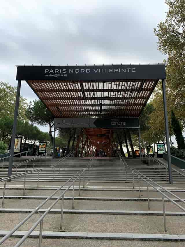 Pedestrian entrance at Paris Nord Villepinte exhibition center, trade show crowd management.