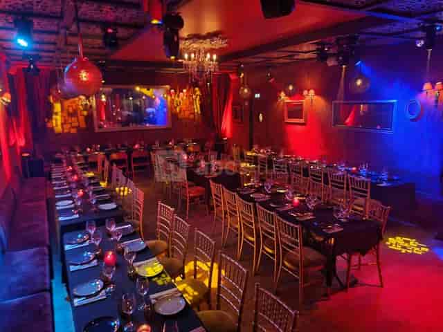 Elegant banquet gala at Pavillon Passy with atmospheric lighting for private events.