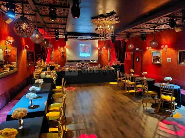 Lounge at Pavillon Passy with red mood lighting for corporate dinners and celebratory galas.