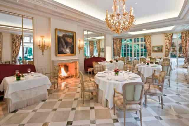 Luxury private dining room for corporate board meetings and exclusive client hospitality events.