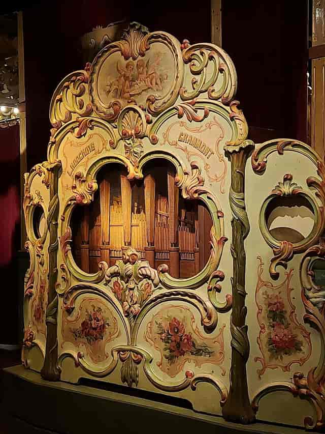Vintage Venetian Rooms at Les Pavillons de Bercy, ideal for themed events and unique venue hire.