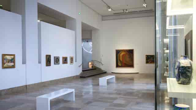 Minimalist gallery room at Musée d'Art Moderne for upscale networking and corporate events.