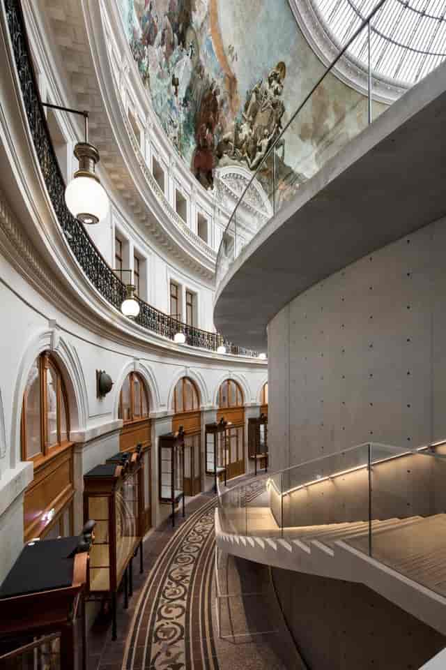 Bourse de Commerce salon with modern architecture, ideal for cocktail receptions and product launches.