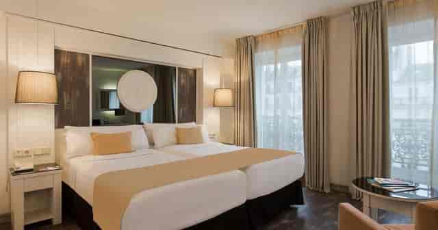 Twin-bed Montmartre Meeting Room at Hotel Paris Opéra for corporate conferences and business events.