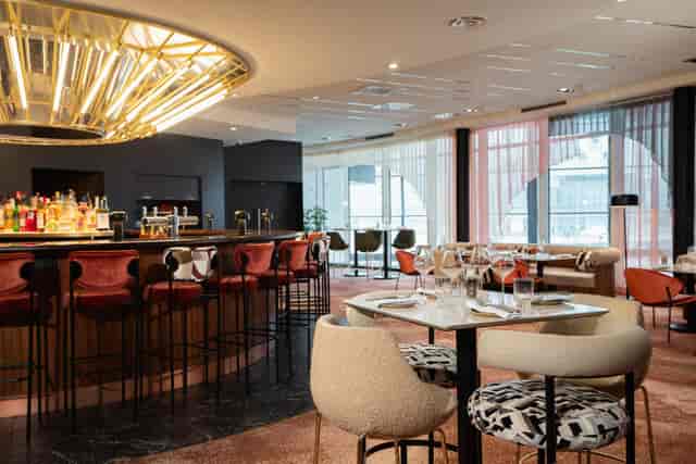 Modern Hilton Paris La Defense business lounge for upscale networking events and cocktail receptions.