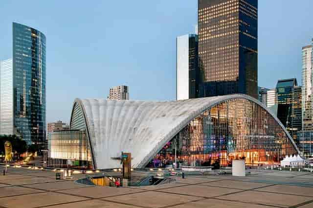 Hilton Paris La Defense business center: modern conference venue for corporate events and galas.