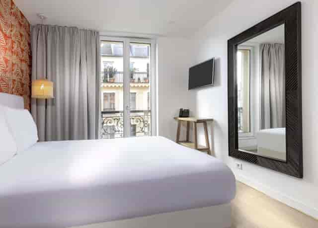 Stylish compact guest room at Hôtel Émile, ideal for business travel and overnight stays.