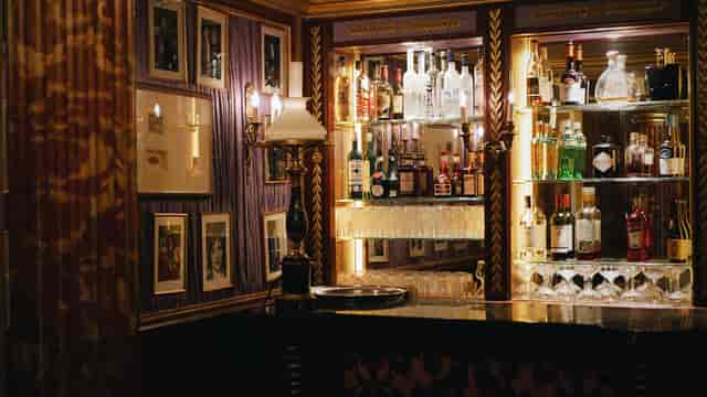 Luxury hotel bar in Paris, ideal setting for high-end VIP receptions and exclusive cocktail events.
