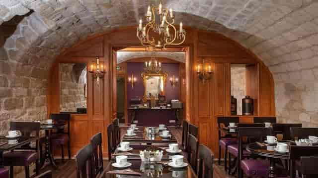 Vaulted guest lounge at Hôtel L de Lutèce, ideal for corporate dinners and private board meetings.